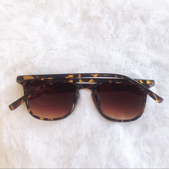 Jessica Brown Classic Aviators Oval Sunglasses - Picture 10 of 10